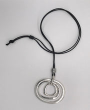 Load image into Gallery viewer, Handmade Circle Necklace
